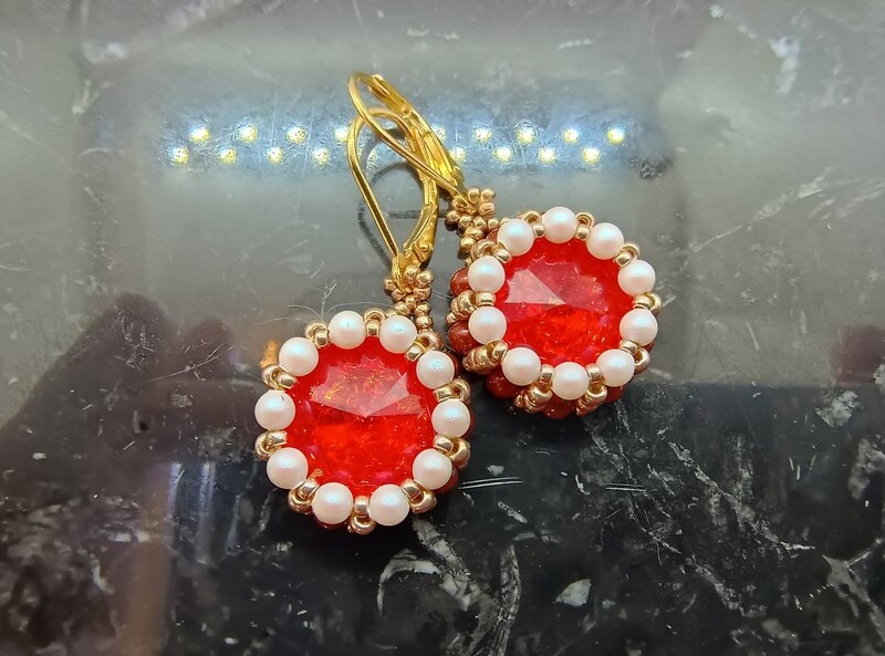 Cercei handmade rosu rubin cu perle   eleganta clasica si rafinament