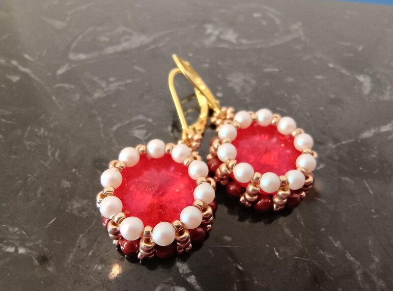 Cercei handmade rosu rubin cu perle   eleganta clasica si rafinament