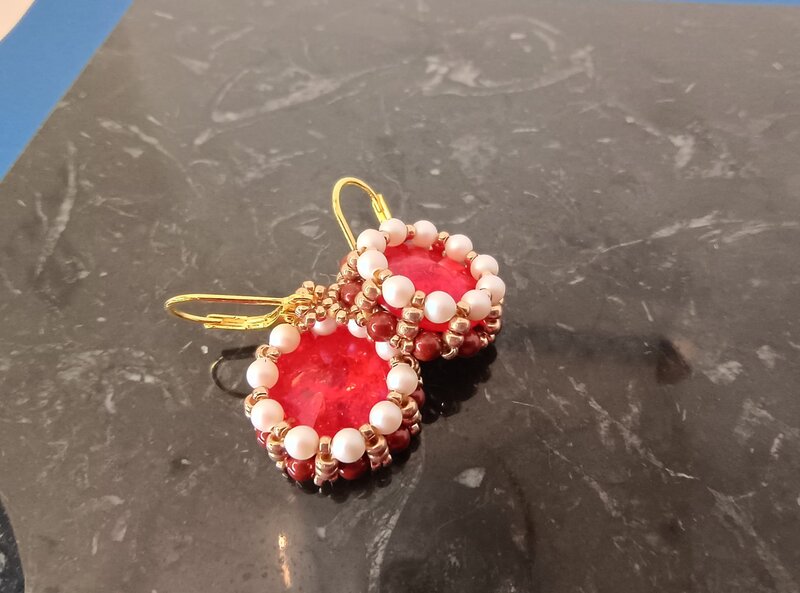 Cercei handmade rosu rubin cu perle   eleganta clasica si rafinament